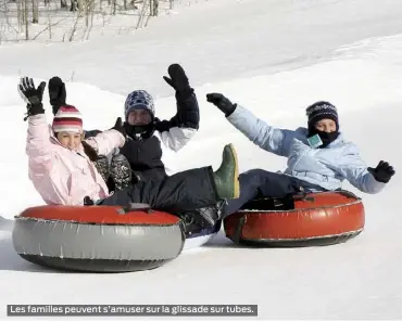  ??  ?? Les familles peuvent s’amuser sur la glissade sur tubes.