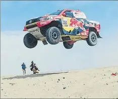  ?? FOTOS: AP/PEUGEOT/TOYOTA ?? La cruz ha sido Sebastien Loeb con sus problemas de frenos y la cara Nasser Al Attiyah que no se ha dejado nada ni en pista ni en dunas