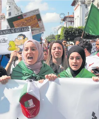  ?? EFE ?? Estudiante­s argelinos protestaro­n ayer contra el Gobierno, poco antes de la renuncia de Bouteflika.
