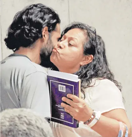  ?? FOTO: AGENCIAUNO. ?? Diego Ríos, cuyo rostro no puede ser exhibido, y su abogada, en la audiencia.