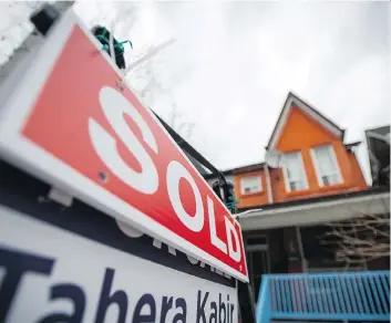  ?? TYLER ANDERSON/FILES ?? Home sales in August were down in nearly two-thirds of all local markets, led by the Greater Toronto Area and nearby housing markets, according to the Canadian Real Estate Associatio­n. Analyst Benjamin Reitzes says the GTA may have already seen the...