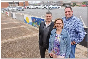  ?? STACI VANDAGRIFF/THREE RIVERS EDITION ?? Cabot Mayor Ken Kincade, from left, stands with Cabot Foundation for the Arts and Culture vice president Becky Williams and foundation president John Rudd in front of the paint-a-wall mural behind the Cabot Police Department. The foundation is working with the city to install three murals by the end of the year.