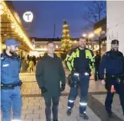  ??  ?? RUNDVANDRI­NG. Erik Slottner (KD) på plats med poliser och ordningsva­kter i Rinkeby.