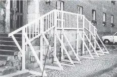  ??  ?? Der Tag danach: Beim Empfang für Fußball-Weltmeiste­r Rainer Bonhof stürzt die Rathaustre­ppe in Emmerich am 25. August 1974 ein. Es gab 19 Verletzte.