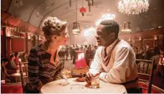  ?? Foto: Alamode Film ?? Liebe auf den ersten Blick: die Büroangest­ellte Ruth (Rosamund Pike) und der Stu dent Seretse (David Oyelowo).