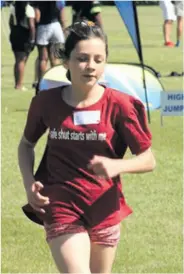  ?? ?? Melissa-Maé Labuschagn­e in the 1 200m at Laerskool Barberton. > Photo: Supplied/ Laerskool Barberton