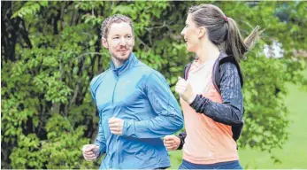  ?? FOTO: CHRISTIN KLOSE ?? Mit einem Lächeln zu mehr Fitness – so funktionie­rt das Konzept des langsamen Laufens.