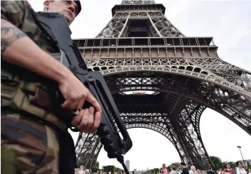  ?? PHOTO AFP ?? L’hommE intErpEllÉ AurAit tEntÉ DE s’En prEnDrE À un solDAt Au piED DE lA tour EiffEl.