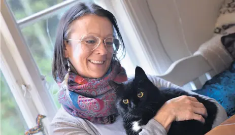  ?? Bild: Annika Karlbom ?? Lindamarie Liljert har haft svårt att förstå att hennes katt har kommit tillbaka till henne efter så lång tid.