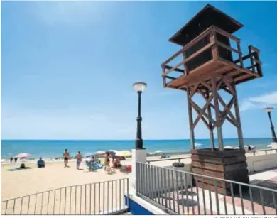  ?? REPORTAJE GRÁFICO: JORDI LANDERO ?? La playa Central de Isla Cristina el pasado fin de semana.