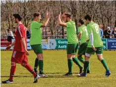  ??  ?? Jubel beim SSV Alsmoos Petersdorf (grüne Trikots) über den 5:0 Erfolg gegen den BC Rinnenthal.