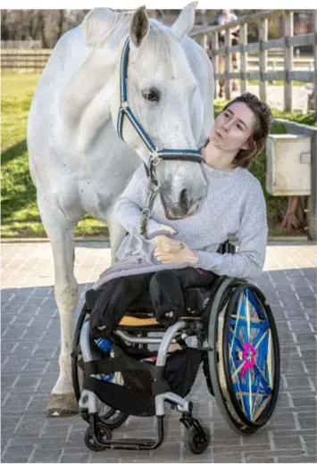  ?? FOTO GUY PUTTEMANS ?? Beatrice wil samen met haar paard Deedee naar de Paralympis­che Spelen. “Dankzij
die aanslag kan ik ook dingen bereiken die anders onmogelijk waren geweest.”.