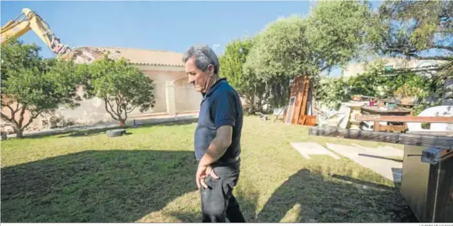  ?? LOURDES DE VICENTE ?? El sanluqueño Francisco Moreno, ayer por la mañana durante la demolición de la vivienda en la que ha residido once años.