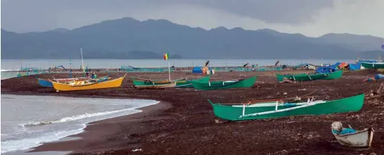  ?? RICHARD BALONGLONG / INQUIRER NORTHERN LUZON ?? FISHING boats line the beach of Sta. Ana, Cagayan, the jump off point for the island of Palaui seen in the background. Palaui Island is the next location of the internatio­nal television series “Survivor.”