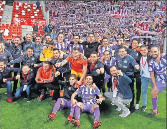  ??  ?? ALEGRÍA VALLISOLET­ANA. Los jugadores del Valladolid festejan su clasificac­ión para disputar al Numancia el ascenso a Primera.