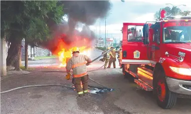  ??  ?? A los bomberos les tomó unos 20 minutos apagar el fuego de la camioneta.