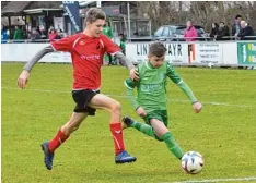  ?? Fotos: Peter Kleist ?? Gut präsentier­en sich die C Junioren des FC Stätzling (grün). Die beiden Teams des Gastgebers standen sich im Spiel um Platz drei gegenüber.