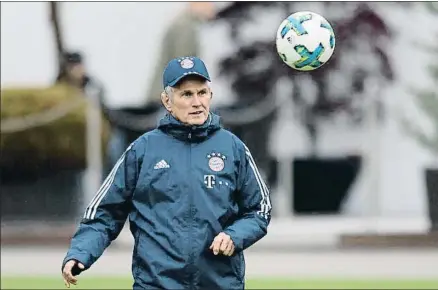  ?? DANIEL KOPATSCH / EFE ?? Jupp Heynckes, ayer durante su primer entrenamie­nto como nuevo técnico del Bayern