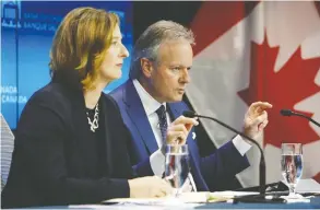  ?? DAVID KAWAI / BLOOMBERG ?? The Bank of Canada’s senior deputy governor Carolyn Wilkins and governor Stephen
Poloz at a press conference in Ottawa on Wednesday.