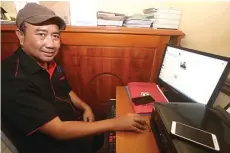  ?? BOY SLAMET/JAWA POS ?? MENDERITA STROKE: Aiptu Sirman Eko di meja kerjanya di satuan Intel Polresta Sidoarjo.