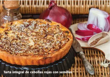  ??  ?? Tarta integral de cebollas rojas con semillas