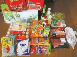 ?? ?? Instant noodles, milk, eggs are among products that the woman surnamed Li bought at Carrefour’s Wanli outlet. — Ti Gong