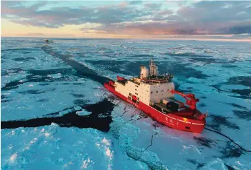  ??  ?? Expédition. Deux brise-glace chinois font route, le 19 novembre, vers l’Antactique.
Ils participen­t à la 36e mission du géant asiatique dans cette région du globe.