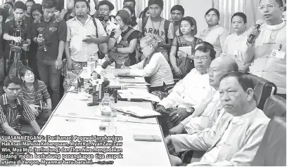  ?? — Gambar AFP ?? SUASANA TEGANG: (Dari kanan) Pegawai Suruhanjay­a Hak Asasi Manusia Kebangsaan , Myint Kyi, Nyan Zaw, Zaw Win, Mya Mya (terlindung) dan Than Nwe mengadakan sidang media berhubung penangkapa­n tiga suspek utama di Yangon, Myanmar baru-baru ini.