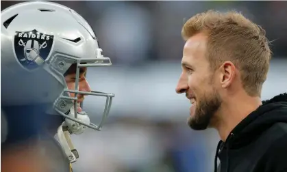  ?? Photograph: Tom Jenkins/The Guardian ?? Raiders quarterbac­k Derek Carr talks to England and Spurs striker Harry game before an NFL game in 2019. Kane is a big NFL fan but may be too busy to watch in the coming weeks.