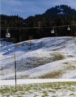  ??  ?? Die dünne Schneeschi­cht weicht dem Gras: Die Sportbahne­n Marbachegg (890 Meter über Meer) können die Talabfahrt­en wegen des Schneemang­els nicht öffnen.