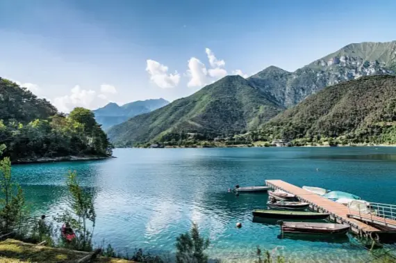  ??  ?? A sinistra, le piante officinali dell’azienda agricola Flores. Sopra, il lago di Ledro, uno dei più limpidi del Trentino, nella valle Biosfera Unesco.