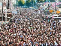  ?? Foto: dpa/Tobias Hase ?? Massen drängen zu Beginn des Oktoberfes­tes auf das Gelände.