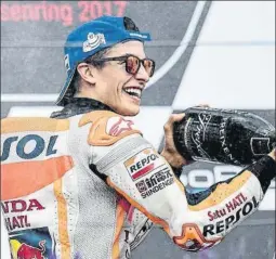  ?? FOTO: EFE ?? Marc Márquez, feliz con su victoria en Sachsenrin­g y su liderato MotoGP
