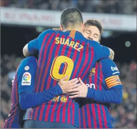  ?? FOTO: PEP MORATA ?? Luis Suárez y Leo Messi celebran uno de los goles de ayer y de los 31 que suman