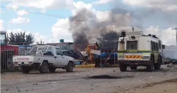  ?? PICTURE: MOLAOLE MONTSHO ?? HIGH TENSIONS: Looting continued unabated in North West capital Mahikeng yesterday. Residents are calling for Premier Supra Mahumapelo to step down.