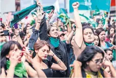 ??  ?? Mujeres marcharon ayer en la Ciudad de México en apoyo a una legislació­n para que el aborto no sea delito en Argentina.