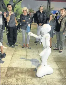  ??  ?? Le robot, déjà présent l’an dernier, a attiré des curieux