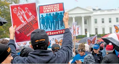  ?? AFP ?? Una caravana por la "justicia" para los beneficiar­ios del programa de Estatus de Protección Temporal (TPS), cancelado por Trump para algunos países, llegó a Washington/