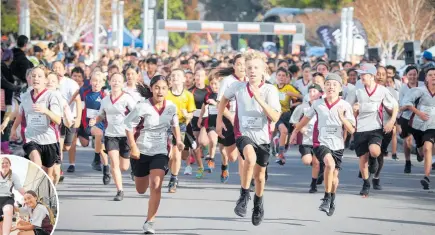  ?? PHOTOS / ANDREW WARNER ?? And they’re off on the Rotorua Mini Marathon, above. Inset, Vanessa Cassidy, 12, (left) and Maddison-louise Layton, 11, (right) help Maddison Reeve, 12, to the end of the Rotorua Mini Marathon after she hurt her ankle during the race.