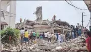  ?? CHAHAT RAM/HT PHOTO ?? NDRF teams carry out a rescue operation at the collapsed building site in Meerut.