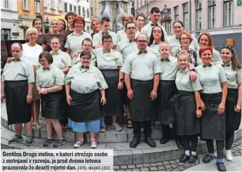  ?? FOTO: MARKO FEIST ?? Gostilna Druga violina, v kateri strežejo osebe z motnjami v razvoju, je pred dvema letoma praznovala že deseti rojstni dan.