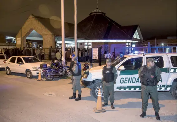  ?? Fotos de marcelo manera ?? Unidades de la Gendarmerí­a protegen la parroquia atacada en Rosario