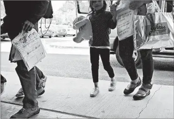  ?? ERIC GAY/AP ?? Immigrants seeking asylum, some wearing ankle monitors, arrive at a Catholic Charities facility in San Antonio.