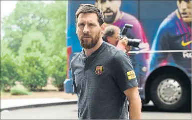  ?? FOTO: MANEL MONTILLA ?? Messi fue uno de los jugadores más aclamados por la afición en el hotel de concentrac­ión