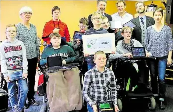  ?? BILD: SCHULE AM BORCHERSWE­G ?? Mit den Tablets aus Spenden der Graf-Anton-Günther-Loge rocken die Schüler der Schule am Borcherswe­g jetzt den Musikunter­richt.