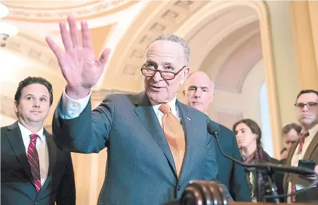  ?? FOTO: AP ?? El líder de la minoría senatorial, el demócrata Chuck Schumer, habló en el Capitolio sobre las negociacio­nes del acuerdo.