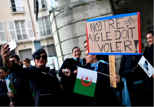  ?? [STÉPHANE DE SAKUTIN/AFP] ?? Les salariés d’Aigle Azur devant le ministère des Transports, le 9 septembre. Tous les vols avaient été annulés deux jours plus tôt.