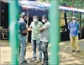  ?? ANSHUMAN POYREKAR/HT ?? Relatives of the deceased barge crew at Sir JJ Hospital mortuary, on Sunday.