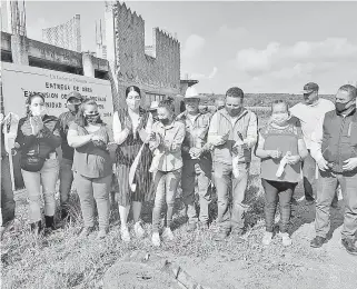  ?? FOTO: JORGE CARMONA ?? Entre el alcalde
y vecinos se cortó el listón inaugural./