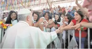  ?? REUTERS ?? La visita a la cárcel de mujeres fue el acto más emotivo de la jornada